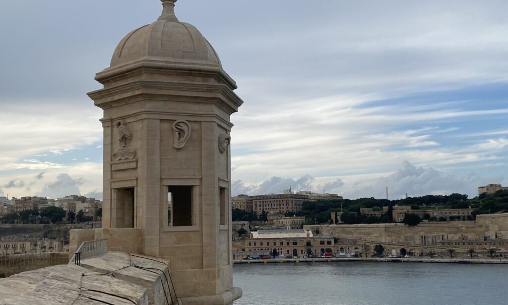 Il-Bambina u l-Għajnejn u l-Widnejn tal-Gardjola