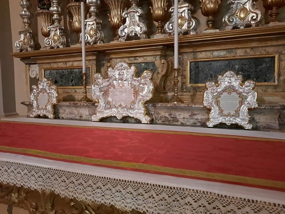 Għalfejn inpoġġu tliet inkwatri ta’ forma stramba fuq l-altari fil-festi?